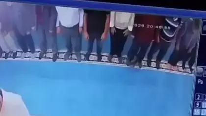 Camide kediyi tekmeledi, gözaltına alındı!