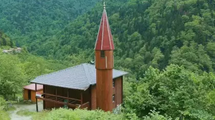 Camili Havzası'ndaki 175 yıllık ahşap cami babadan oğula korunuyor