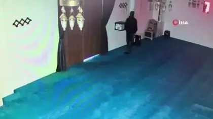 Camiye girdi, kaldırım taşıyla kırdığı yardım kutusundaki 100 bin lirayı çaldı