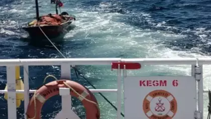 Çanakkale Boğazı'nda sürüklenen tekne kurtarıldı