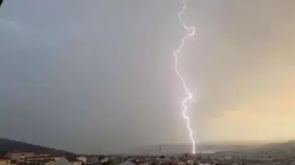 Çanakkale'de yıldırım düştü yangın çıktı! O anlar kamerada