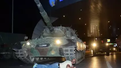 Canını hiçe sayarak tankın önüne yatan kahramanın o anları hafızalar kazındı