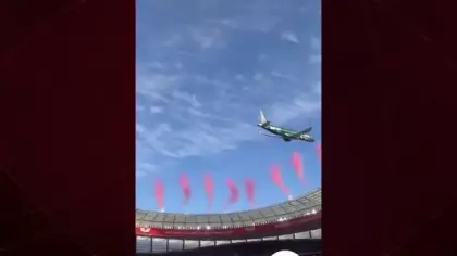 Cape Town'da yürekleri ağza getiren şov: İki yolcu uçağı stadyumu teğet geçti