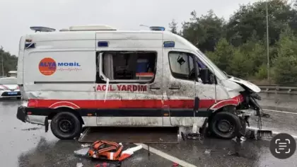 Çekmeköy’de ambulans bariyerlere çarparak devrildi
