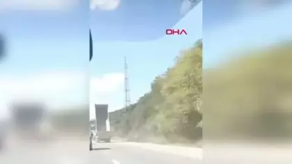 Çekmeköy’de hafriyat kamyonunun dorsesi üst geçide çarptı