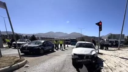 Cezaevi aracı ile otomobil çarpıştı! 9 yaralı