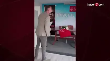 CHP Düzce İl Başkanı Kenan Akın, kilitli parti binasının kapısını kırarak içeri girdi!