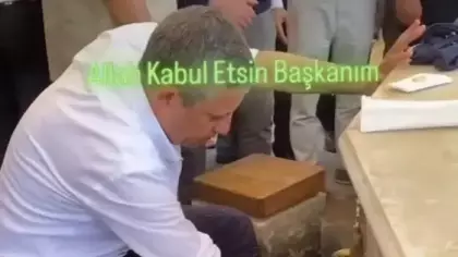CHP'den ayrıldıktan sonra camiden çıkmayan Özel'in abdesti tartışma konusu oldu