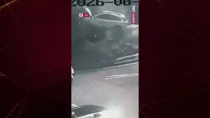 Çin'de akılalmaz kaza: Kaldırıma çarpan otomobil ağaçla trafo arasında asılı kaldı!