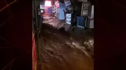 Çin'de ani sel felaketi: Açık hava pazarı sular altında kaldı!