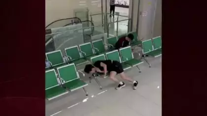 Çin'de bekleme salonunda kafası koltuğun kenarına sıkışan gencin zor anları