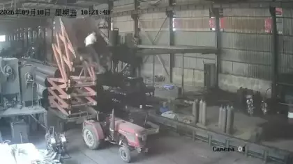 Çin'de fabrikada korkunç kaza: İki işçi forkliftten düştü!