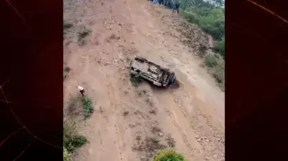 Çin’de korkunç kaza: Dik yamacı tırmanamayınca taklalar attı!