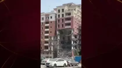 Çin’de yıkım sırasında akılalmaz anlar! Yıkılan bina araçların üstüne çöktü!