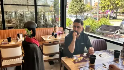 Çin'den geldi hem maaşı hem de izni var: Robotun talepleri bitmiyor
