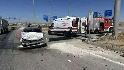 Çorum'da çarpışan 2 otomobildeki 5 kişi yaralandı
