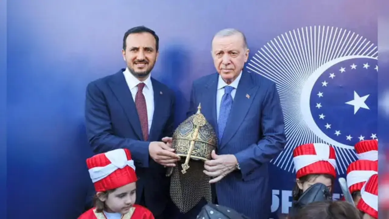 Cumhurbaşkanı Erdoğan'a özel hazırlanan miğfer hediye edildi