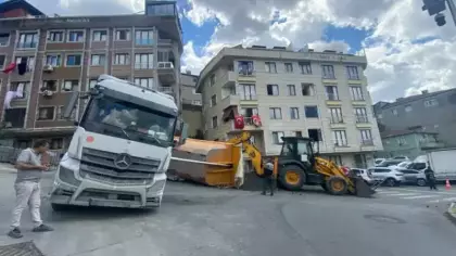 Damperi açık hafriyat kamyonu, park halindeki aracın üzerine devrildi