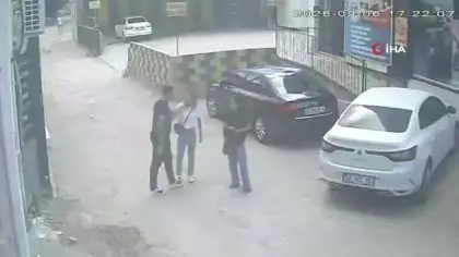 Darbedilen kadını kurtarmak isteyen gencin bıçaklı saldırıya uğradığı anlar kamerada
