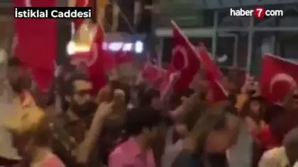 Darbeye karşı İstiklal Caddesi'nde tekbirli yürüyüş