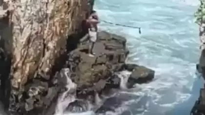 Denize girme yasağını dinlemedi, kayalıklarda mahsur kaldı