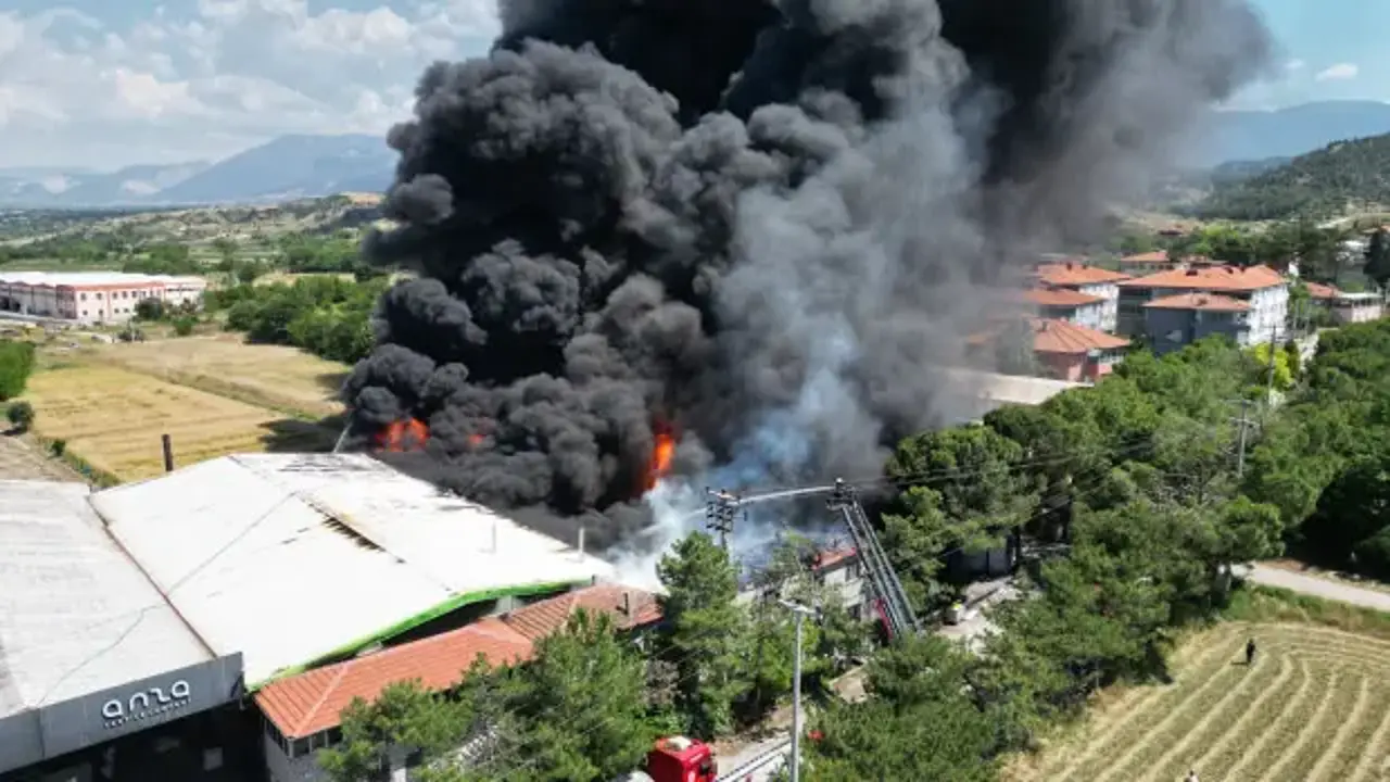 Denizli'de fabrika yangını! Kenti kara dumanlar kapladı: Çok sayıda ekip sevk edildi