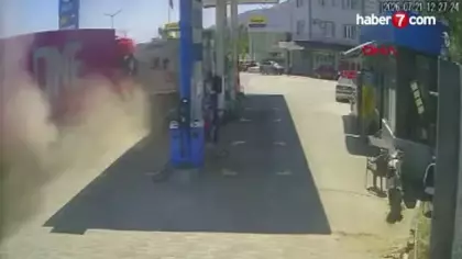 Denizli'de şoförünü arı sokan tır, başka bir tıra çarptı