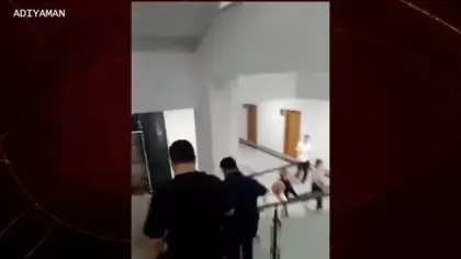 Deprem anı ve sonrası kamerada: Sarsıntı başlar başlamaz dışarı fırladılar!