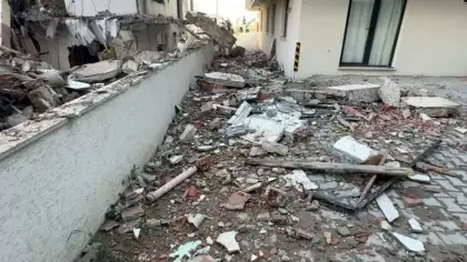 Deprem oldu sandılar: Devrilen kolon komşu binayı harabeye çevirdi