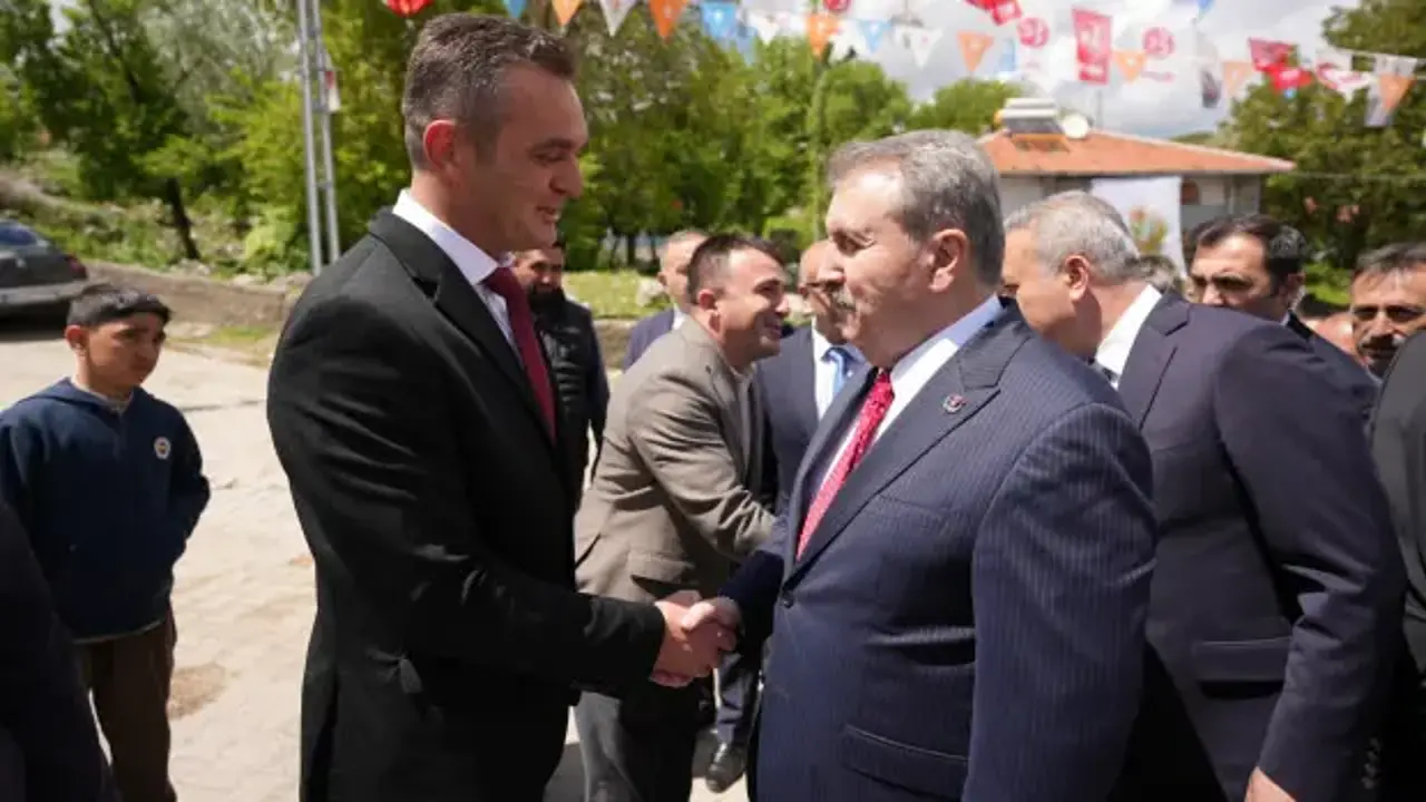Destici’den Kuşçu’da MHP seçim ofisini ziyaret etti