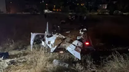 Direksiyon hakimiyetini kaybeden otomobil tarlaya uçtu: Yaralılar var