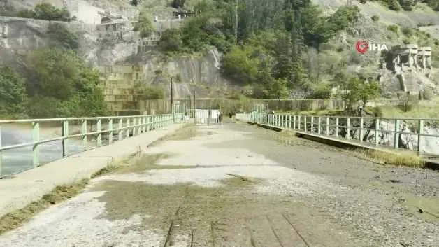 Diyarbakır ve Malatya'yı birbirine bağlayan köprünün karayla bağlantısındaki hasara rağmen üstünde yürüdüler