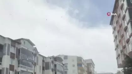 Dolu yağışının ardından hortum vurdu: Binaların çatıları yerinden söküldü