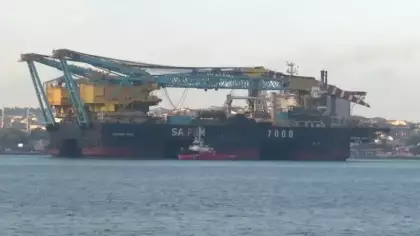 Dünyanın en büyük üçüncü vinç gemisi İstanbul Boğazı'ndan geçiyor