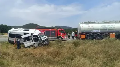 Edirne'de personel servisi, tankere çarptı: 16 yaralı