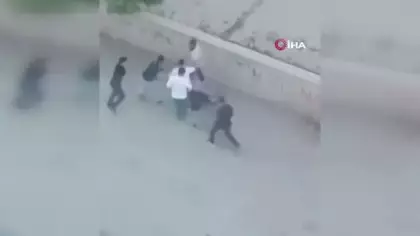 Elazığ'da acımasız darp kamerada: Araya aldıkları şahsı topluca tekmelediler