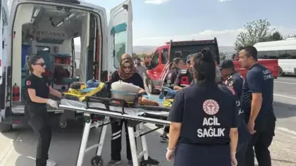 Elazığ'da minibüs ile hafif ticari araç çarpıştı: 7 yaralı