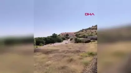Elazığ’da yolcu treninin, otomobile çarptığı anlar kamerada