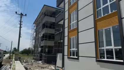 Elektrik akımına kapılan işçi, 4'üncü kattan düştü