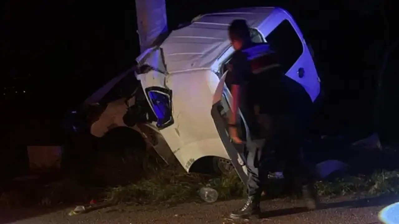 Elektrik direğine çarpan araç hurdaya döndü: 2 ölü, 2 yaralı