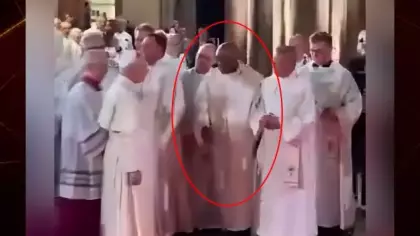 Eli havada kaldı! Papa 14. Leo Fransa ziyaretinde siyahi rahibi görmezden geldi