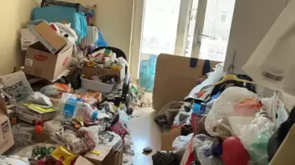 Emekli profesörün iki dairesinden tonlarca eşya ve çöp çıktı