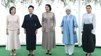 Emine Erdoğan Kırgızistan'da lider eşleriyle buluştu