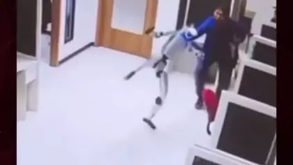 Endonezya'da 'Kung Fu' yapan insansı robot önüne geleni dövdü