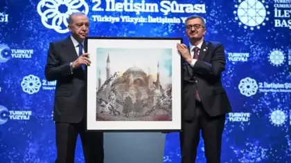 Erdoğan’a Ayasofya’nın yeniden açılışını simgeleyen tablo hediye edildi