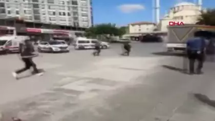 Esenler’de kendini yaralayıp bıçakla polislerin üzerine yürüyen şüpheli kamerada