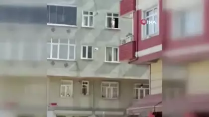 Esenler'de pencereye çıkan bebek yürekleri ağza getirdi