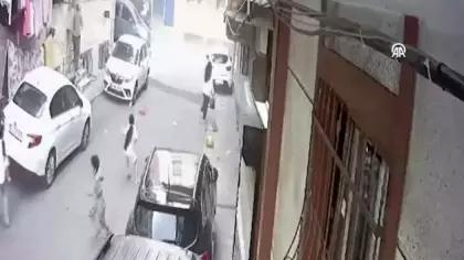 Esenler'de sokakta oynayan çocuklar, uçan çatının altında kalmaktan son anda kurtuldu
