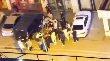 Esenyurt'ta düğün sonrası tekmeli yumruklu kavga: Arabanın üstüne çıkıp kalabalığa daldı
