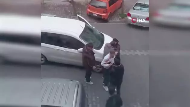Esenyurt'ta komşuların kavgasında taşlar havada uçuştu...